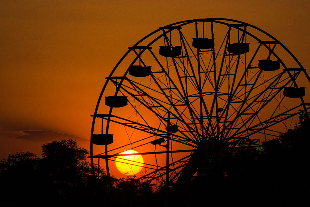 Sunset behind ferris wheel by Giorgos Vlachos on 500px.com
