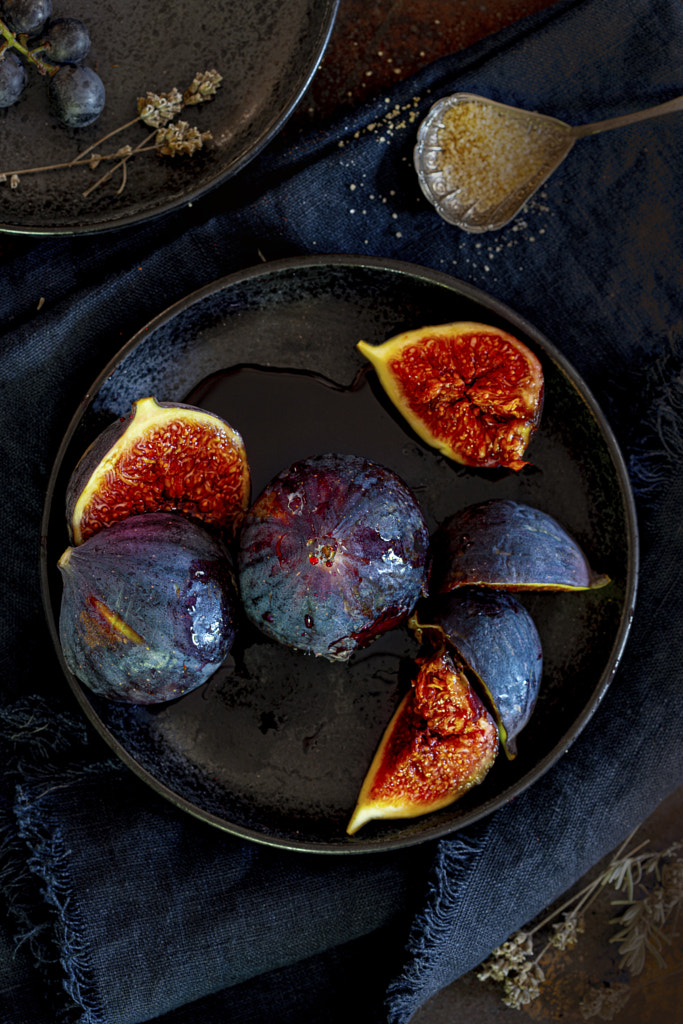 Fresh figs on a plate by Willy Sengers on 500px.com