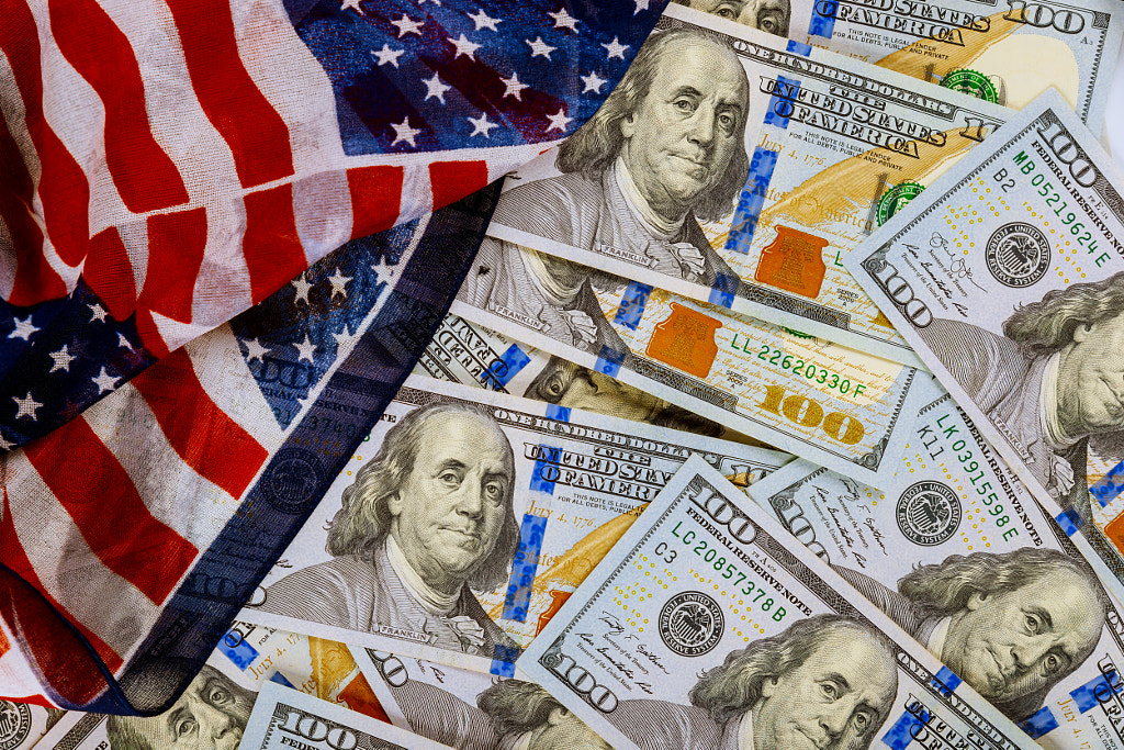 ABD yığınları.  500px.com üzerinde valentyn semenov tarafından yüz dolarlık banknot portre ve Amerikan bayrağı