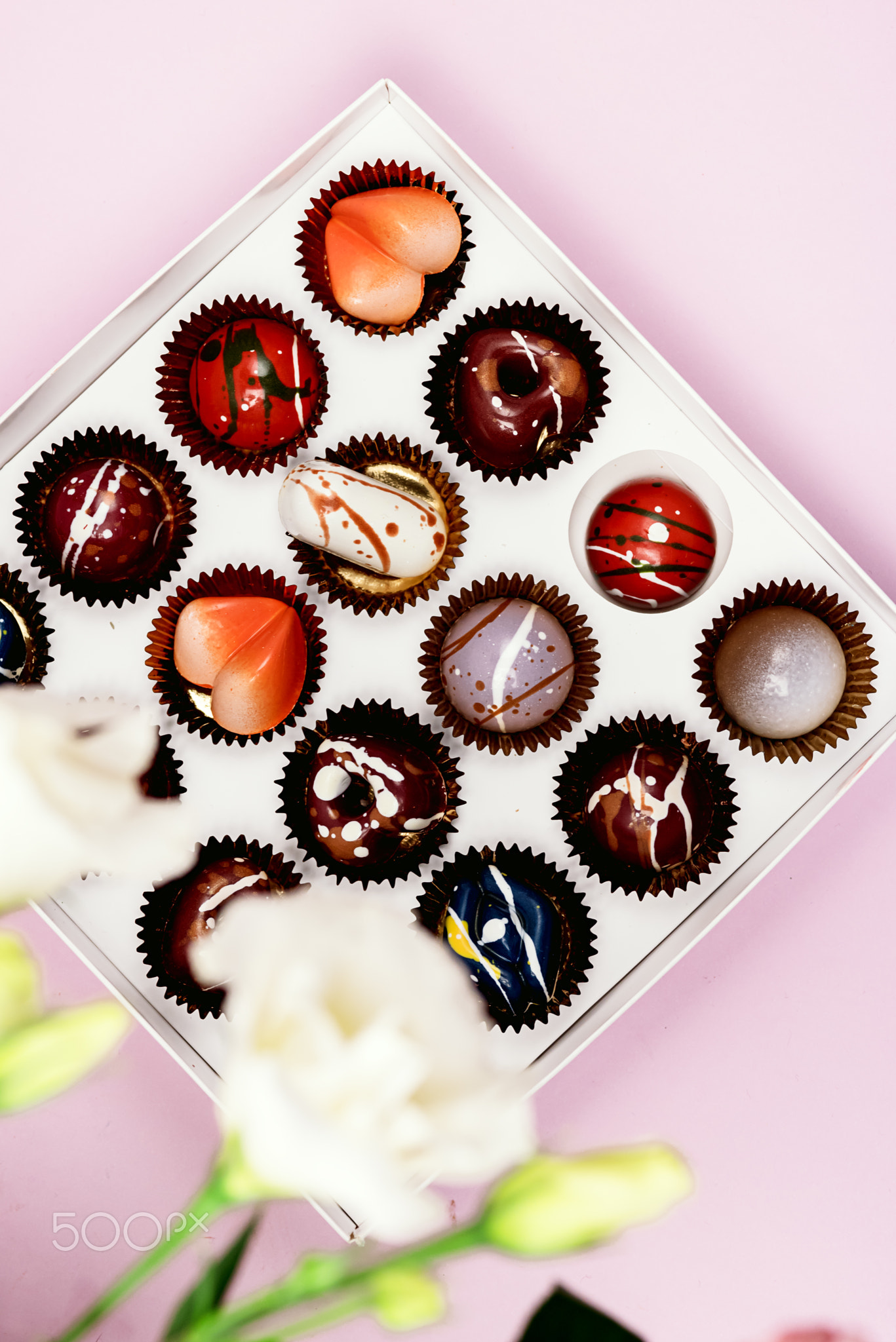 Luxury Bonbons Painted with Differents Colors in White Box