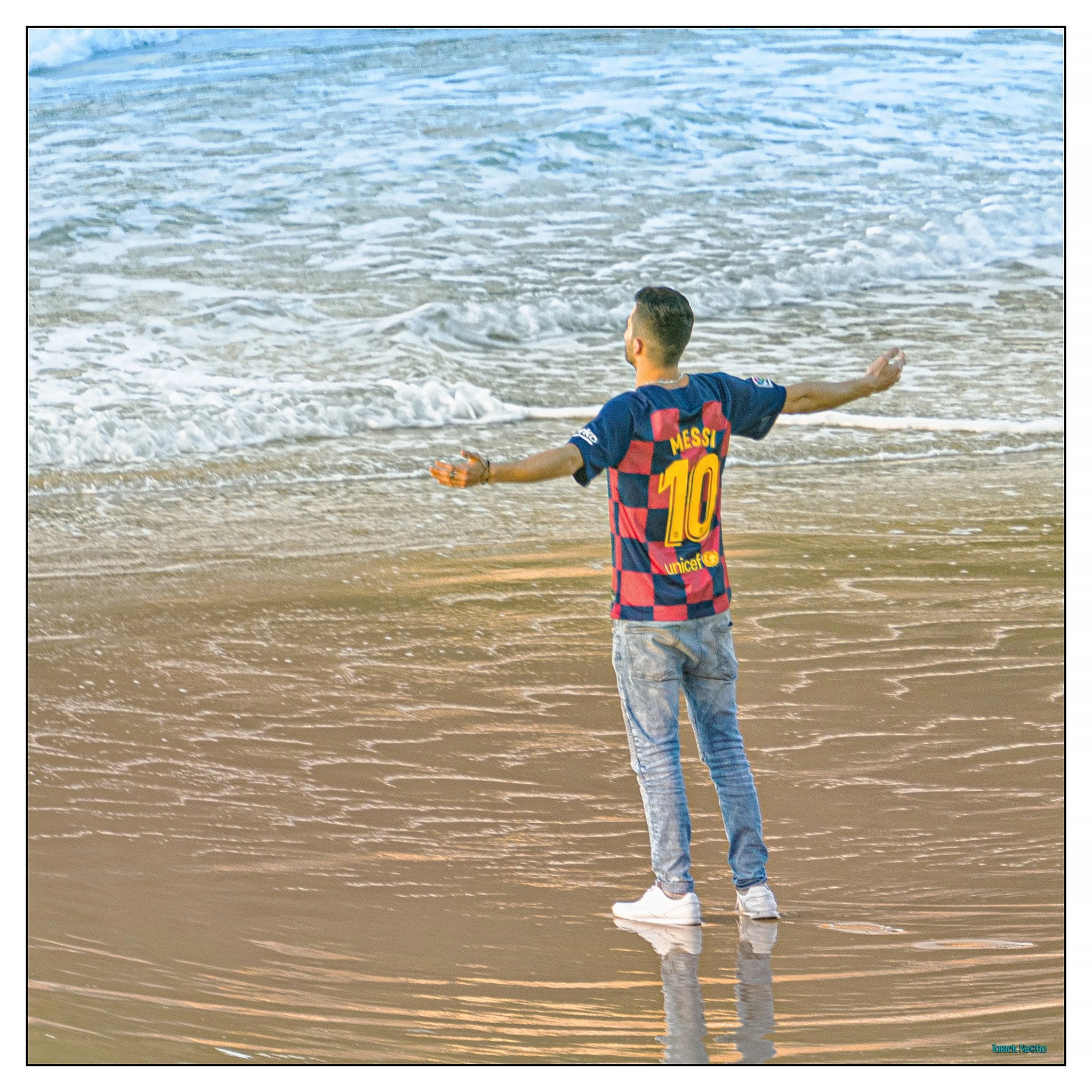 Messi and the ocean