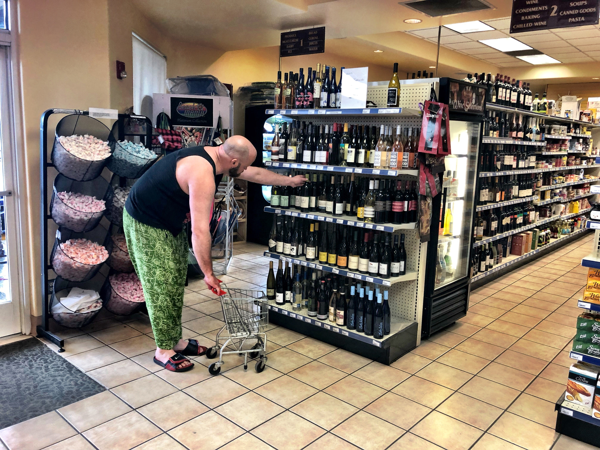 Big man, tiny shopping cart.