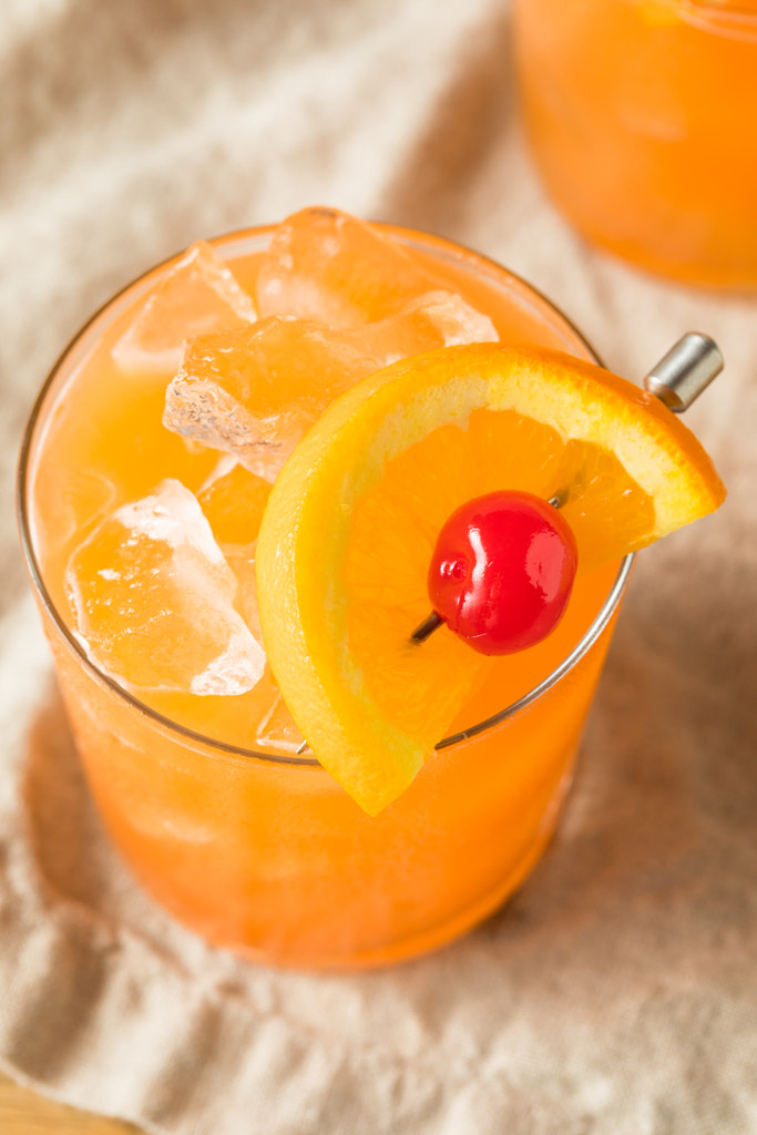 Zoete Alcoholische Rum Swizzle met sinaasappel en ananas door Brent Hofacker op 500px.com