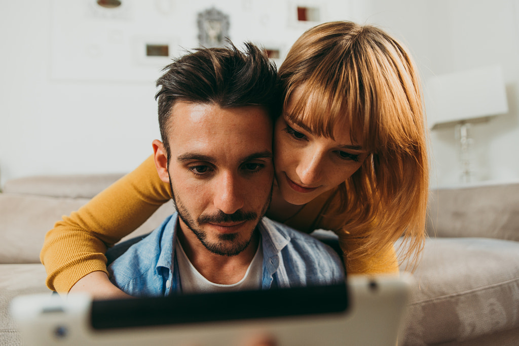 Happy couple lifestyle moments at home by Cristian Negroni on 500px.com