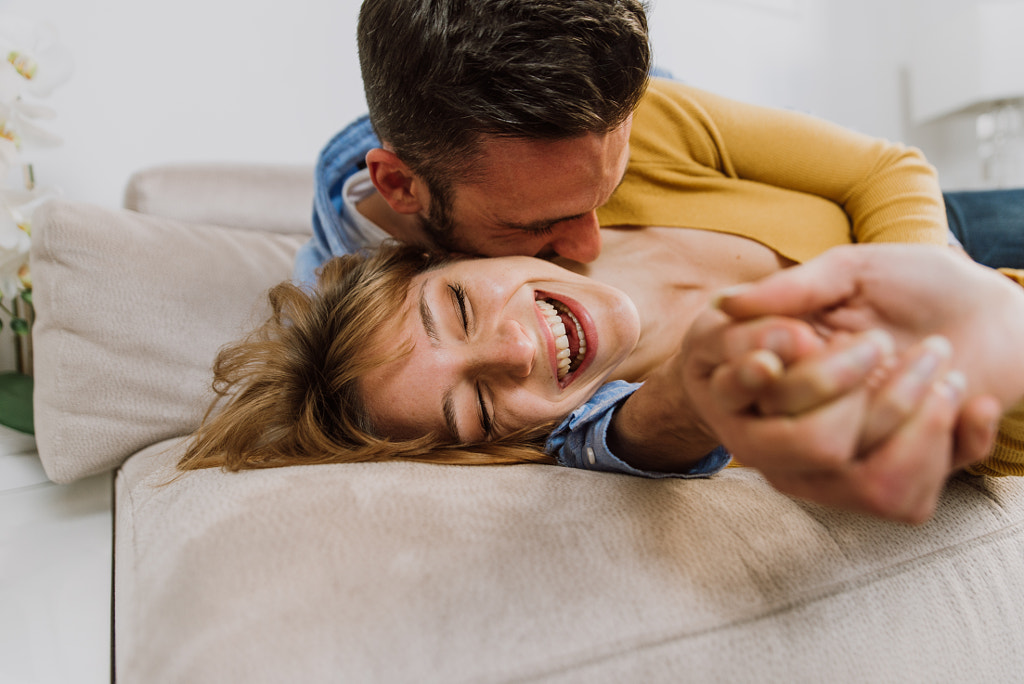 Happy couple lifestyle moments at home by Cristian Negroni on 500px.com