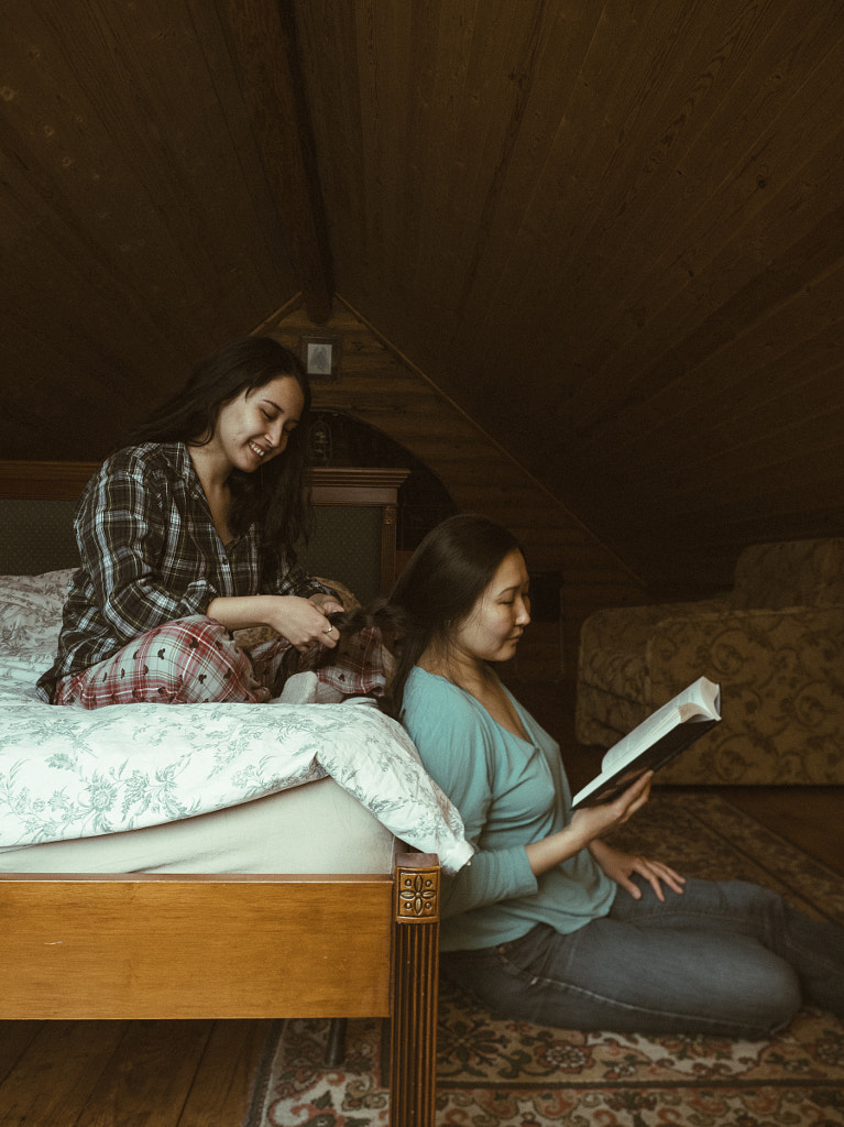 mother reading to her teenage daughter, Russia, Dina Agafonova, Kamila by Aks Huckleberry on 500px.com