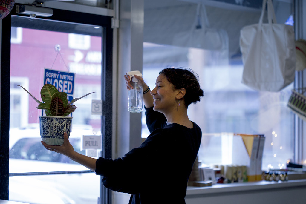 Young woman at work in zero waste store, Rhythm Hunter by Hagar Wirba on 500px.com