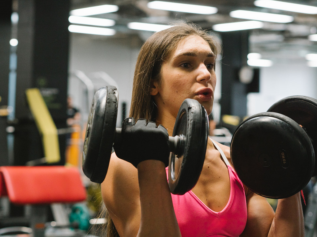 strong muscular woman lifting weights, Russia, Daria Sichkareva by Aks Huckleberry on 500px.com