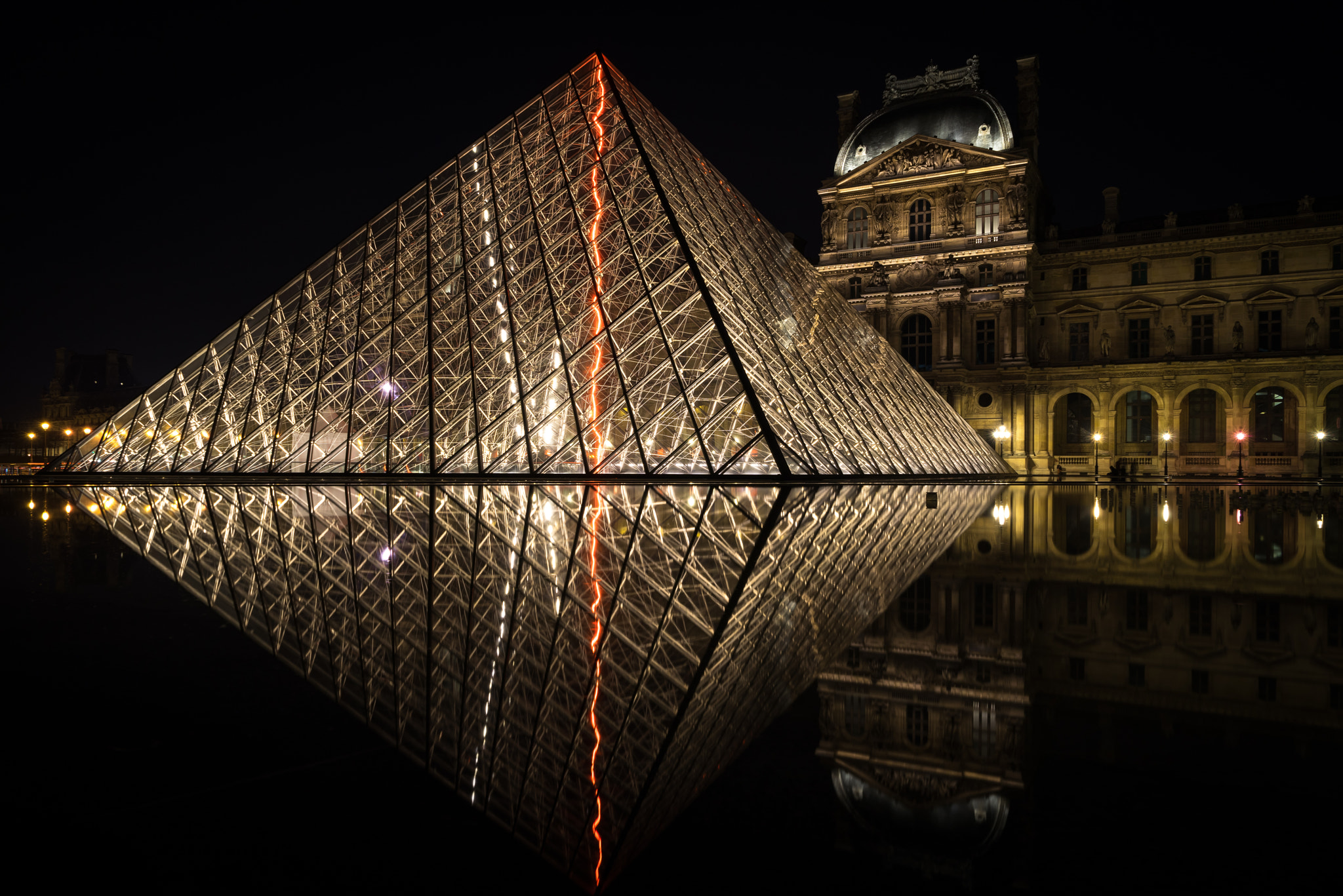 Éclair rouge sous la Pyramide du Louvre