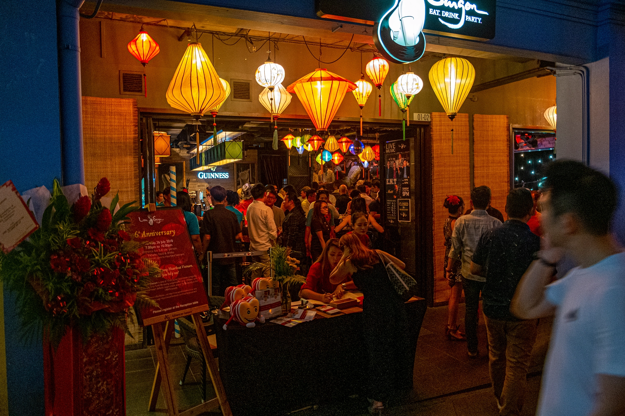 Eat, drink, party - Singapore downtown core