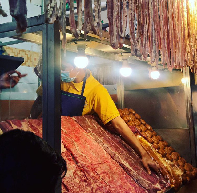 Vendedor de carne em mercado público by Lumia Várzea / 500px Vendedor de carne em mercado público  by Lumia Várzea / 500px