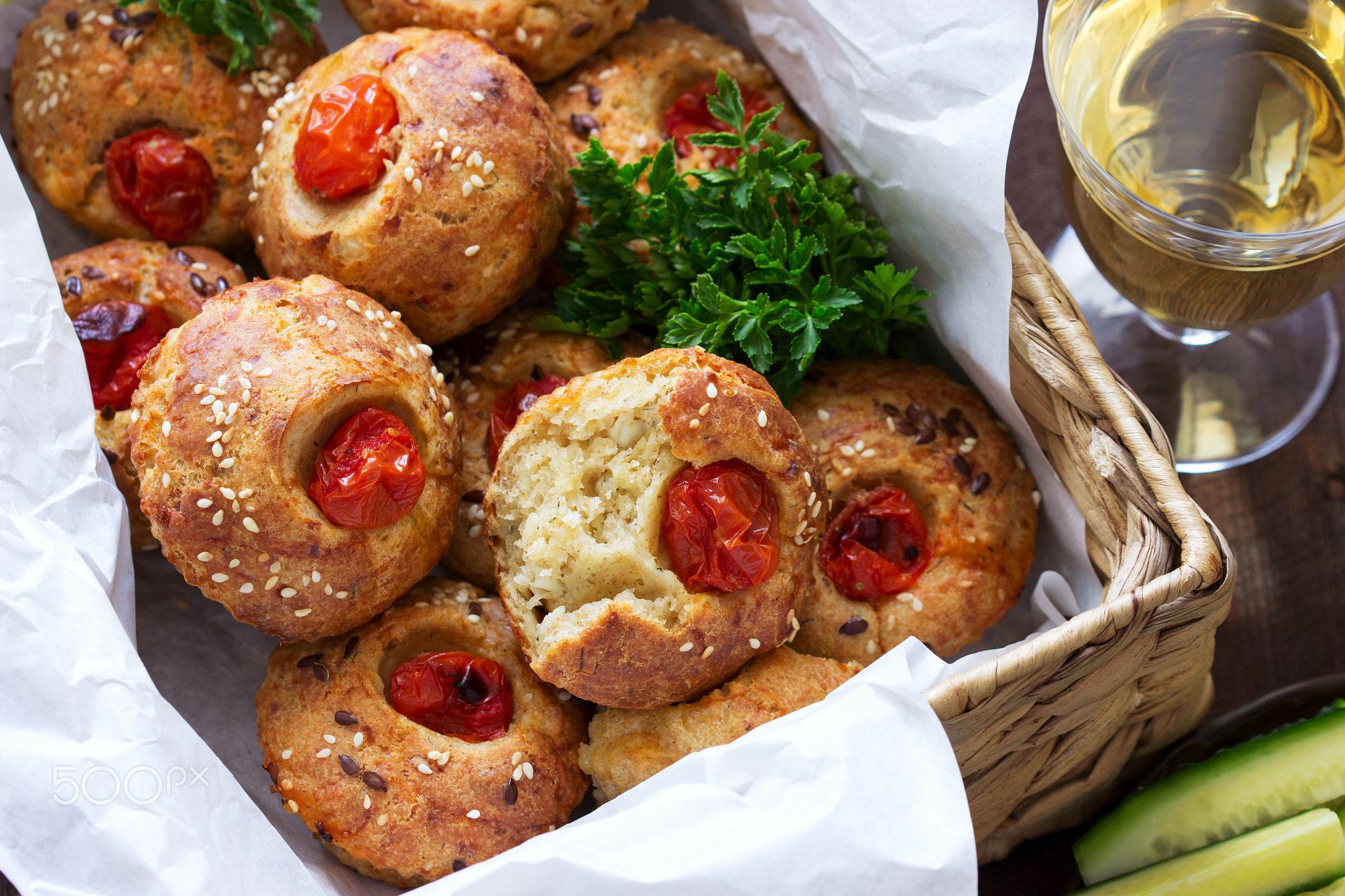 Muffins with cheese, cottage cheese and tomatoes.