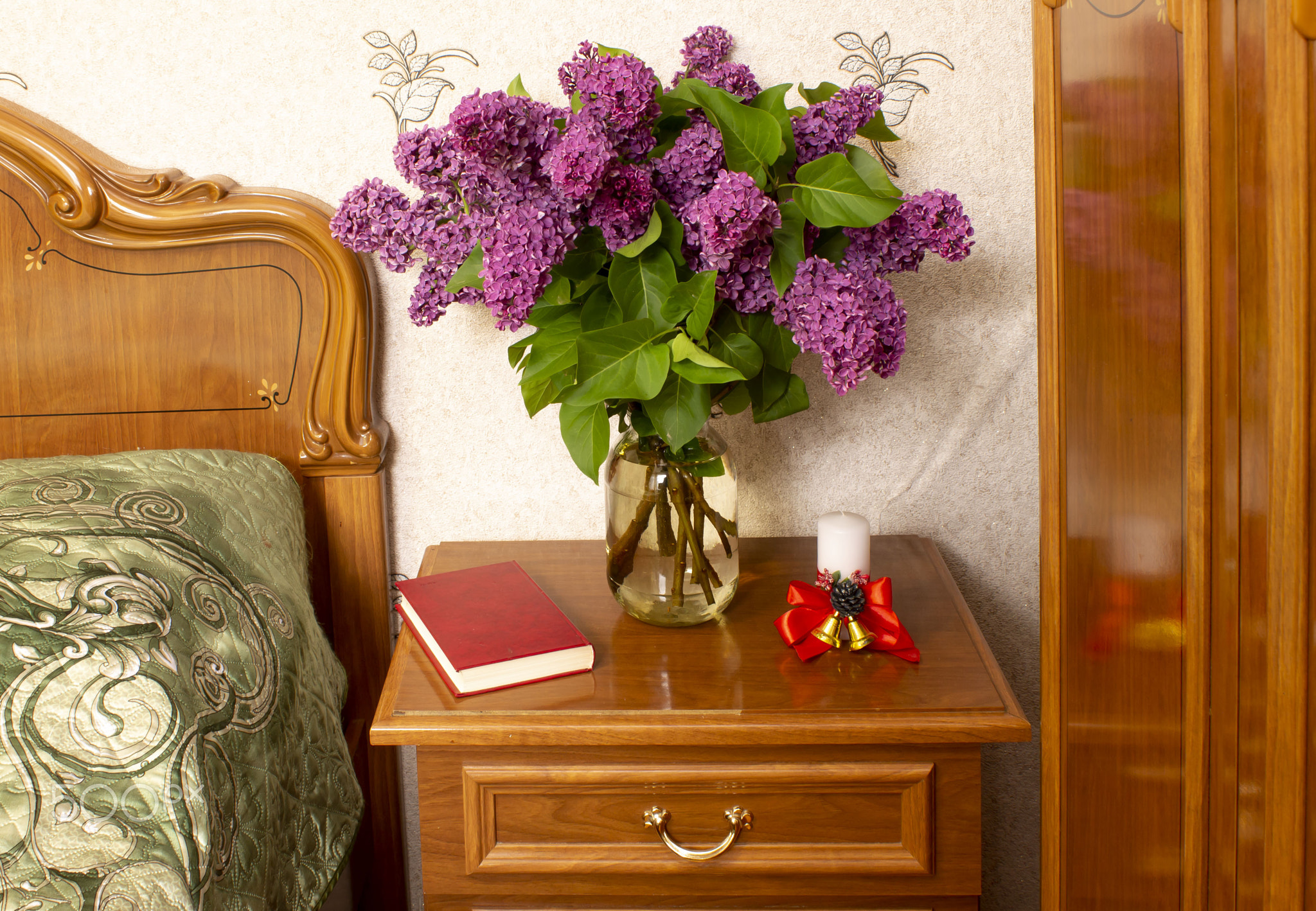 A vase of flowers on a table
