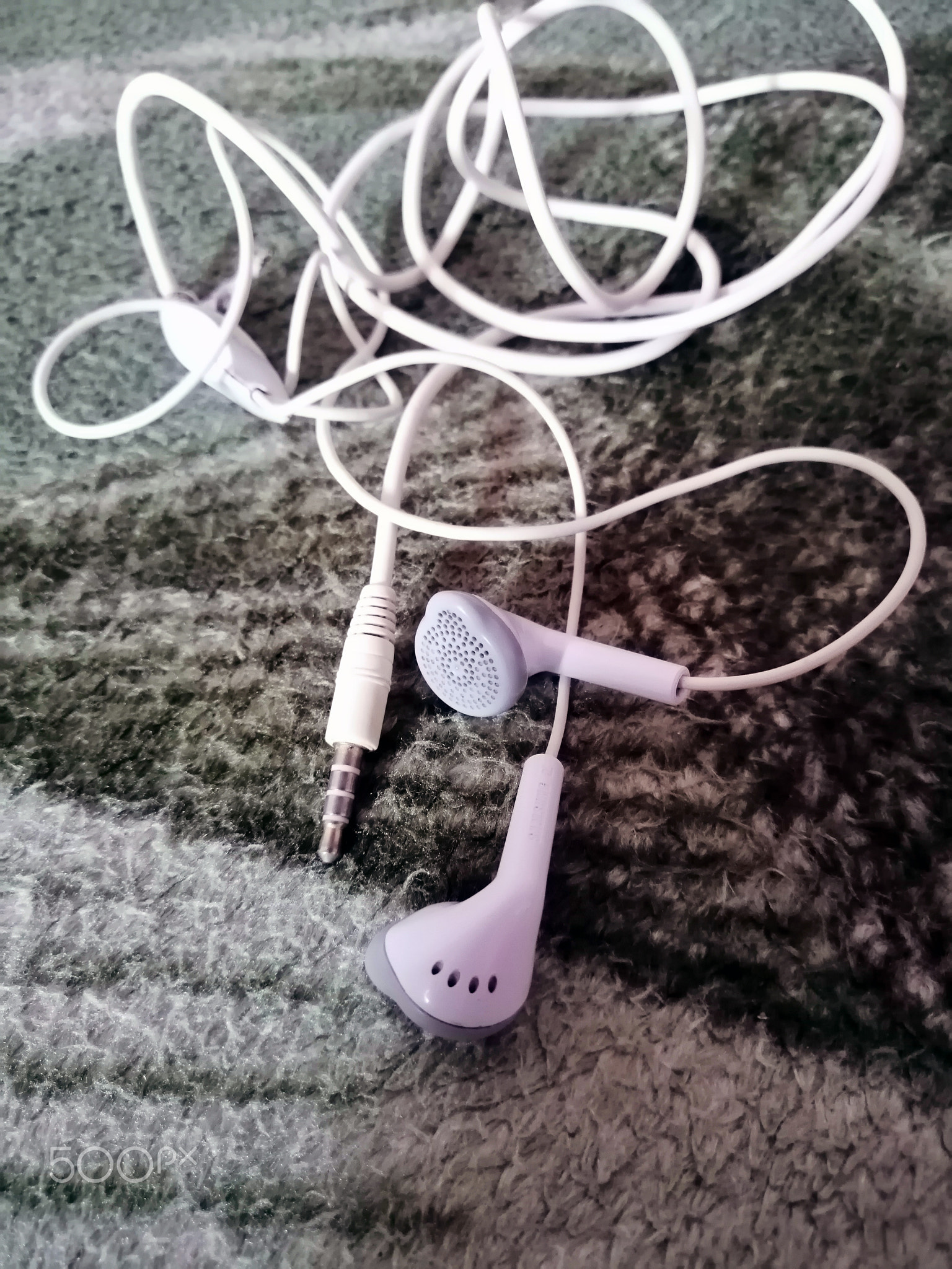 I like listening the music through earphone