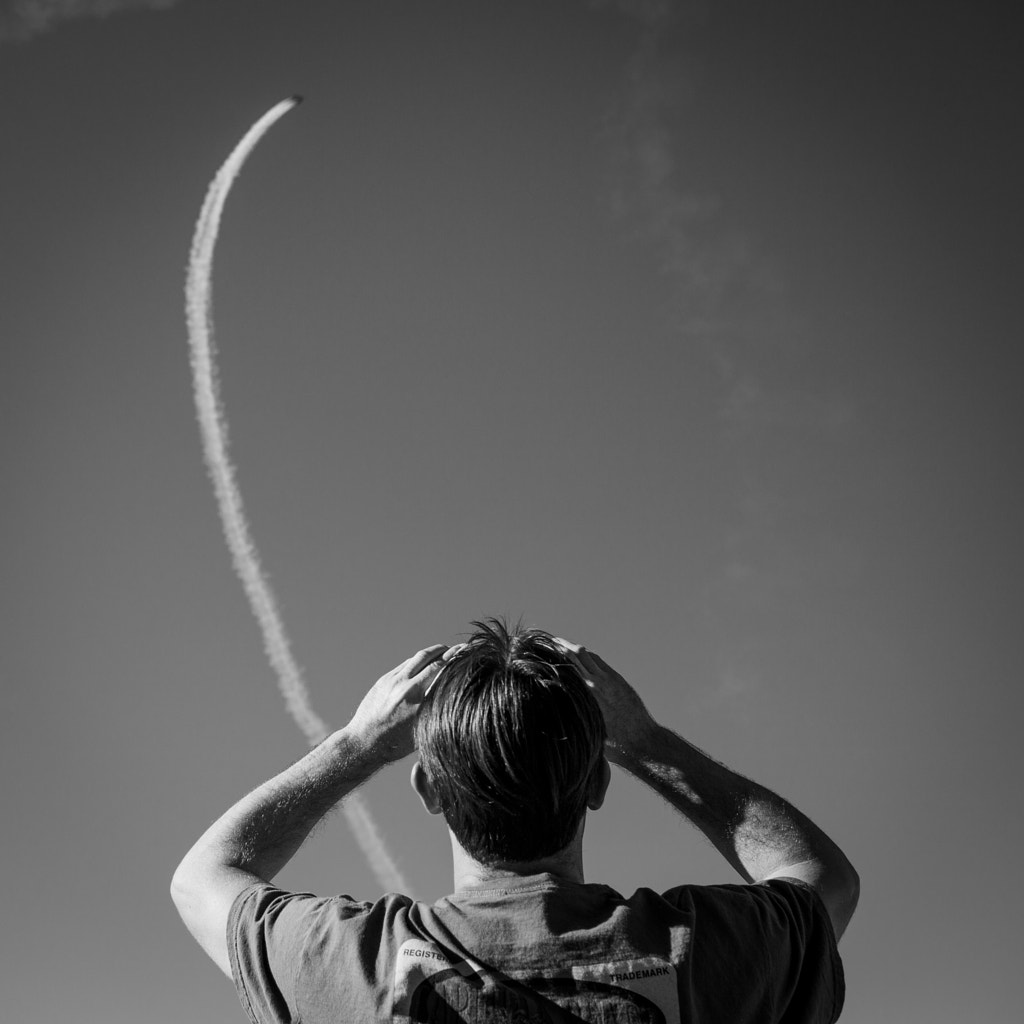 Man looking at plane by Eric Daoud on 500px.com
