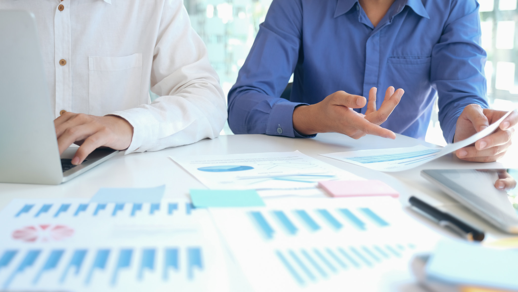 Businessmen teamwork meeting to discuss the investment.