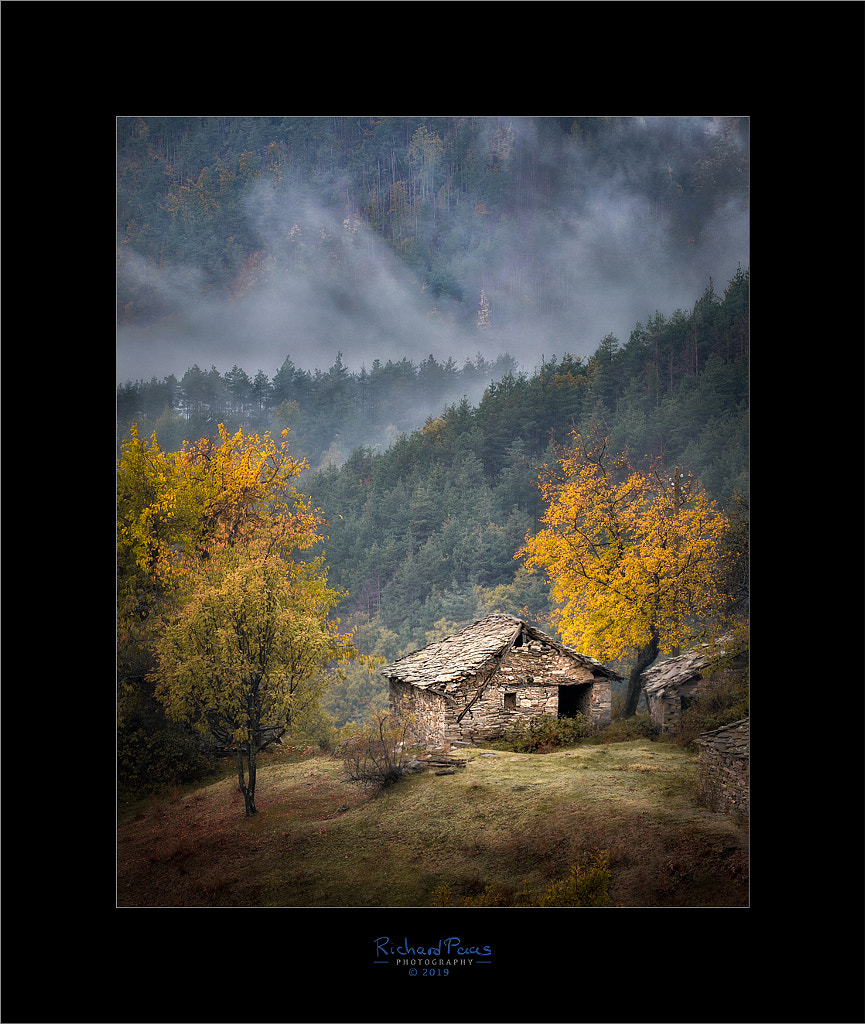 Old House near Tsurkvitsa by Richard Paas on 500px.com