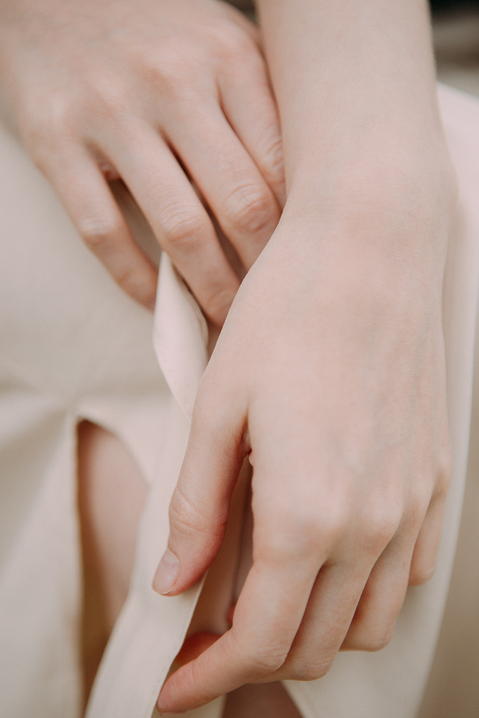 hands of young girl on her knees by Alena Sadreeva on 500px.com