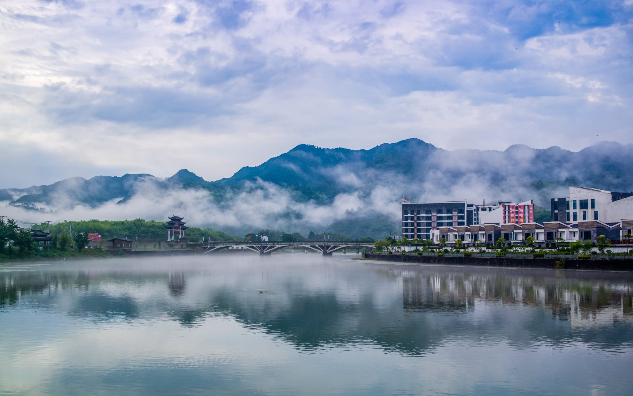 上河晨雾