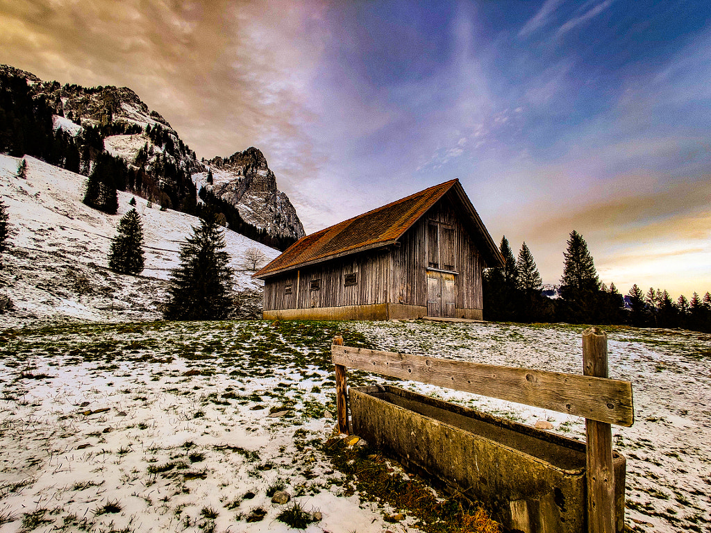 De camino por las montañas donde aún hay nieve. by Jose A. Thompson on 500px.com