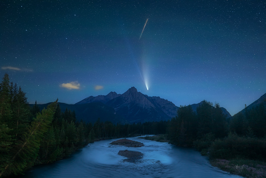 当流星撞上彗星 Meteor Met with Comet by 飞雪  on 500px.com