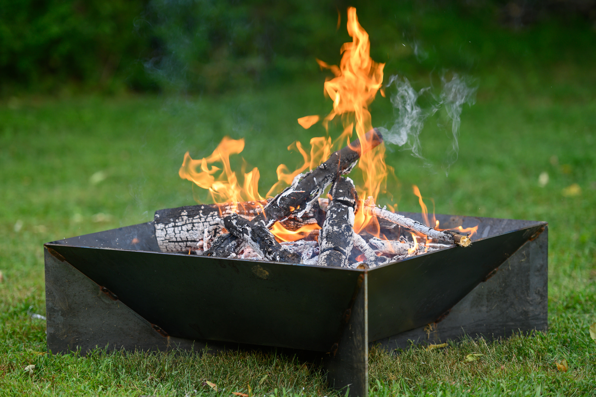 Outdoor fire pit