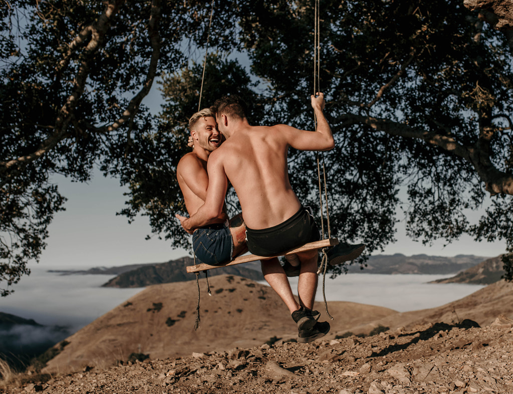 Kyle Kuhlman tarafından 500px.com'da açık havada romantik bir şekilde birlikte oturan genç beyaz LGBTQI çifti