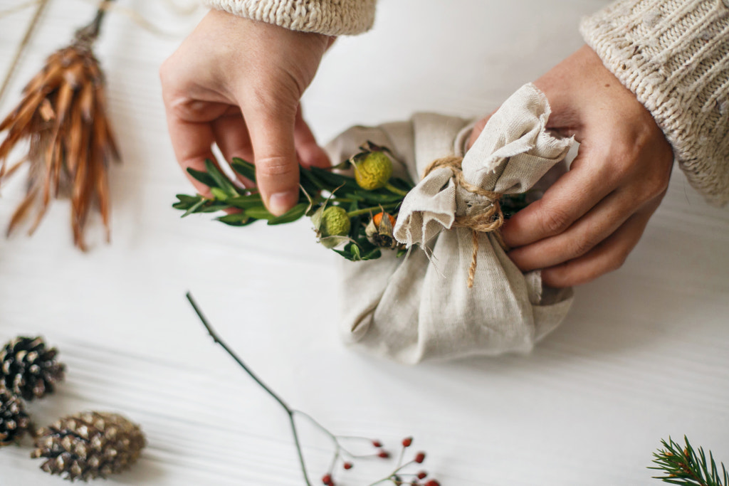 Hands decorating stylish christmas gift by Bogdan Sonjachnyj on 500px.com