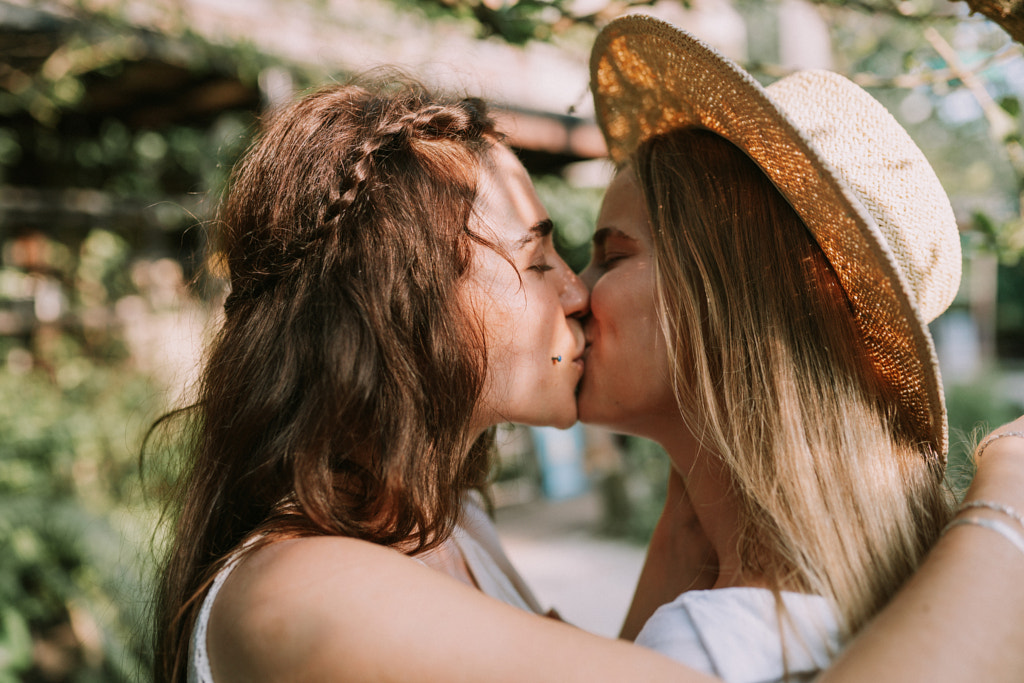 Two lesbian women kissing by Natalie Zotova on 500px.com