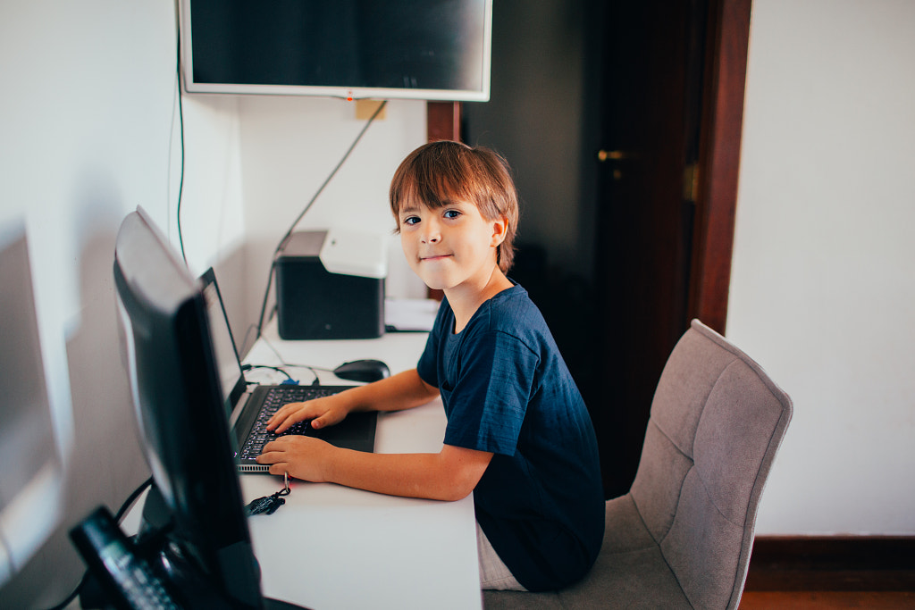 boy using computer by Helena Lopes on 500px.com