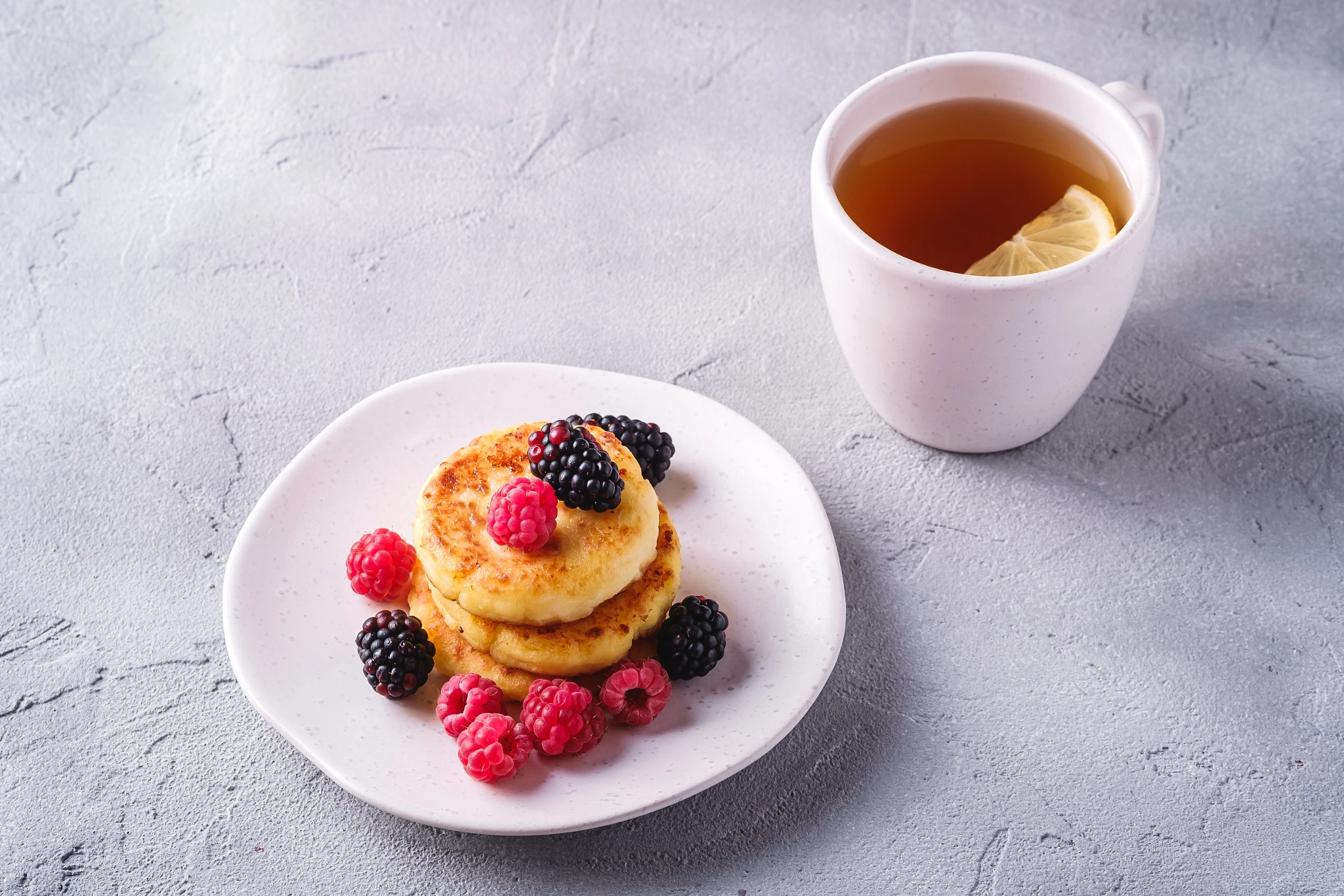 Cottage cheese pancakes with berries and tea