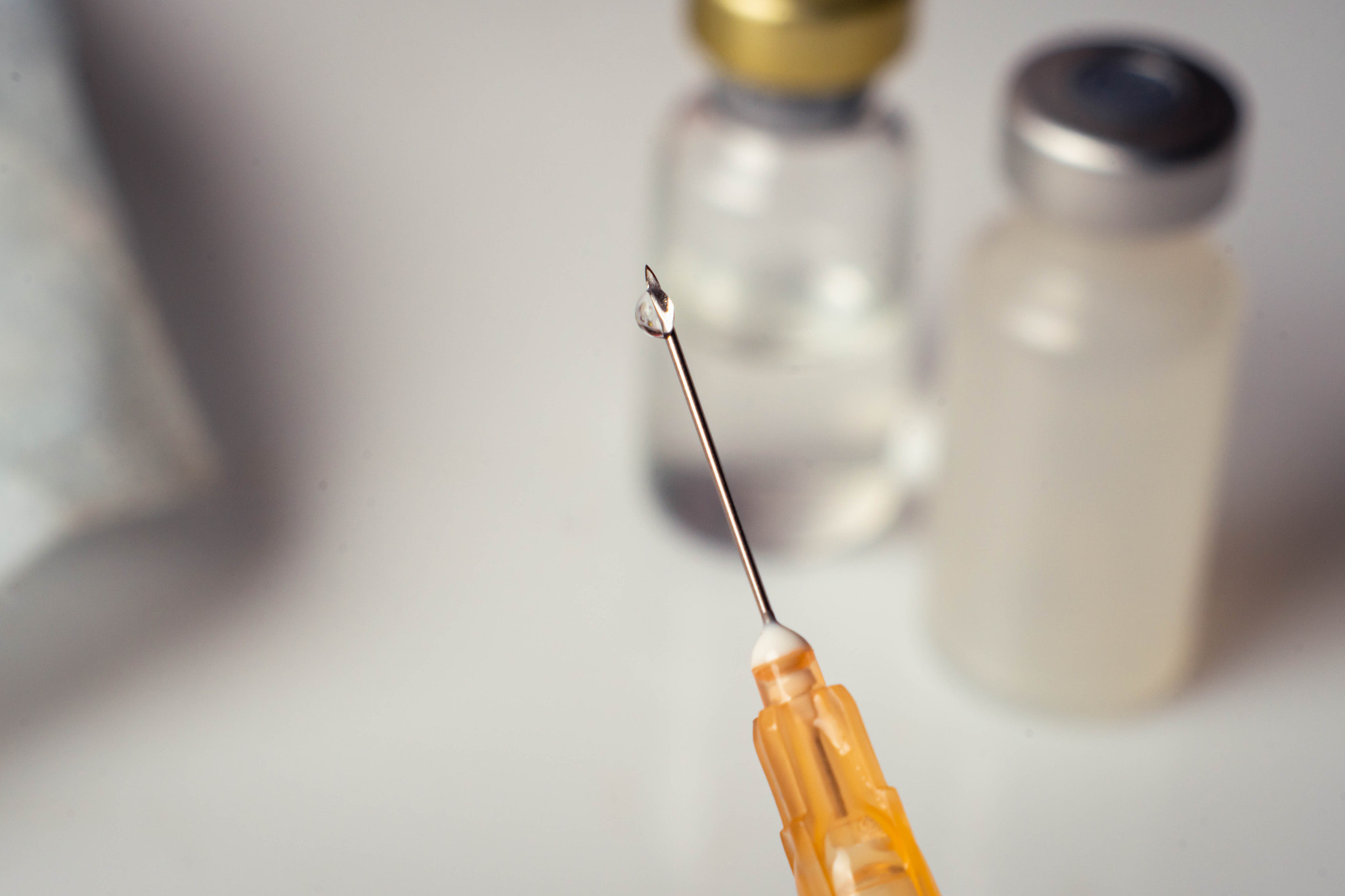 vacuna jeringa aguja y gotas