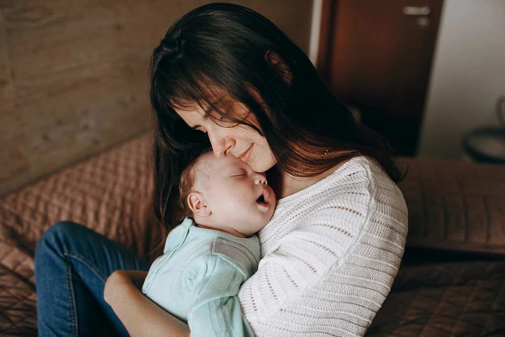 young mother and baby boy by Helena Lopes on 500px.com