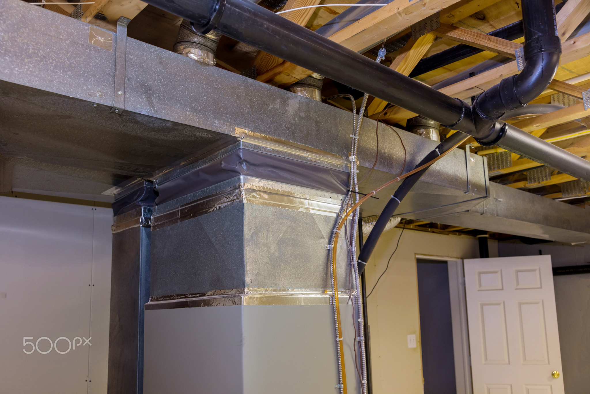Installation of heating system on the ceiling of the pipe heating