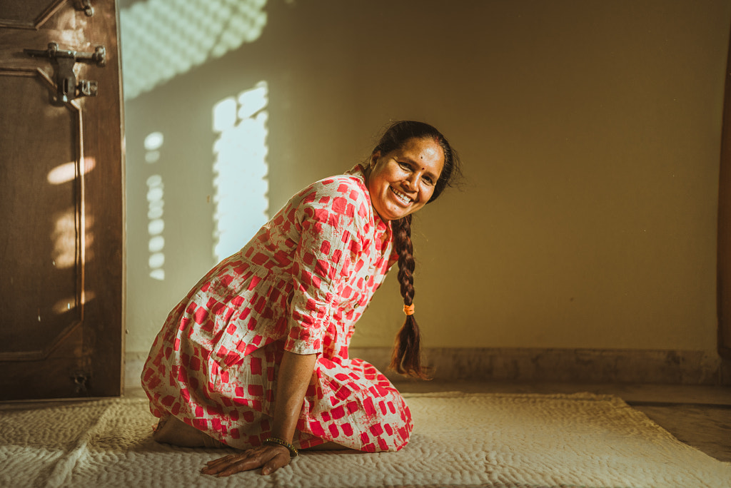 femme indienne faisant du yoga et se relaxant par ashvini sihra sur 500px.com