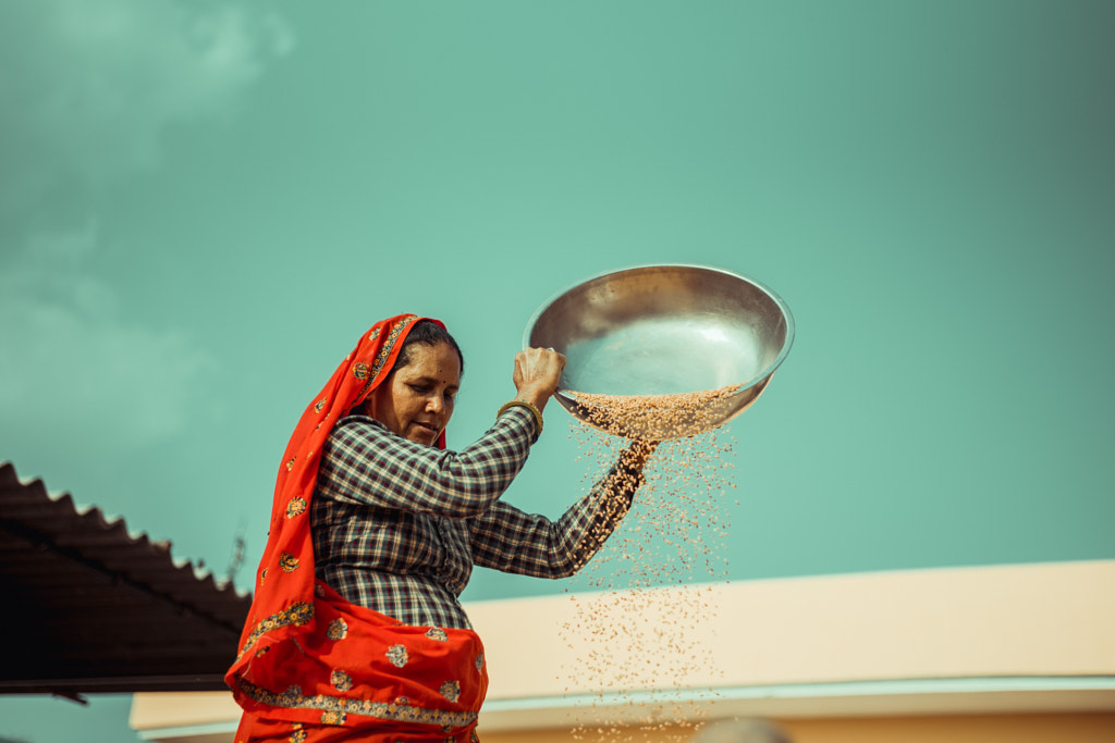 femme indienne faisant les tâches quotidiennes par ashvini sihra sur 500px.com