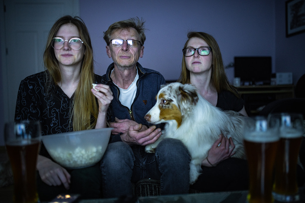 Adult children watching TV with father by Iza ?yso? on 500px.com