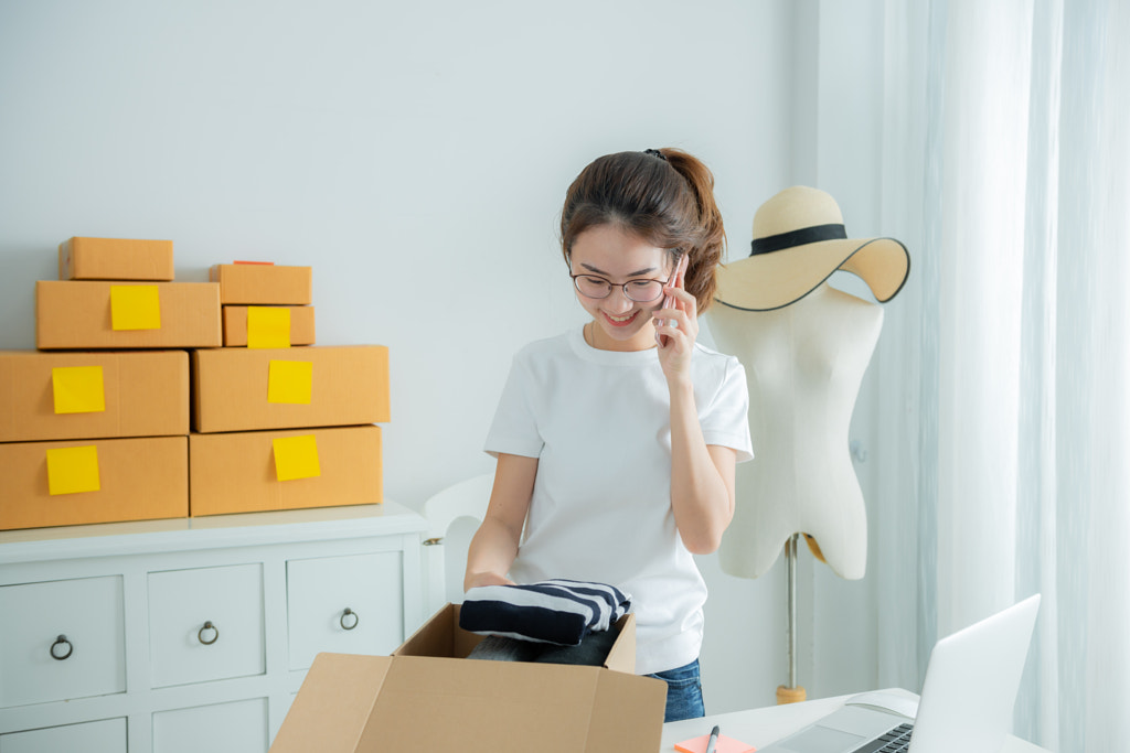 Asian girl is freelancer with her private business at home office by Pakorn iYara on 500px.com