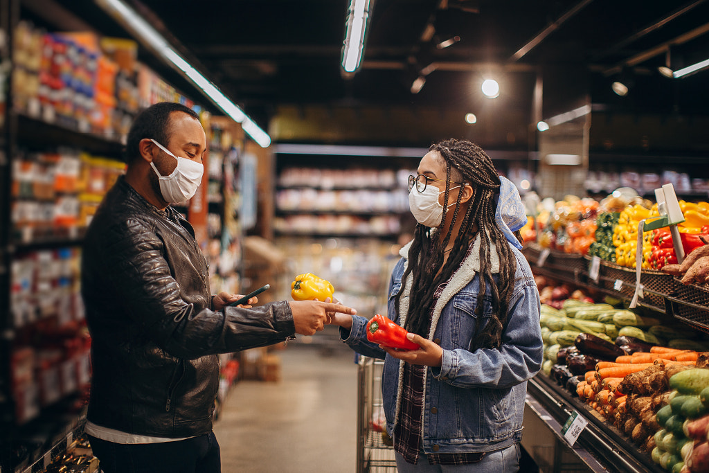 Couple shopping wearing masks by Helena Lopes on 500px.com