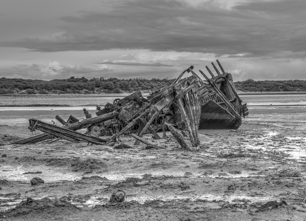 Dead boat : B&W version by Yves LE LAYO on 500px.com