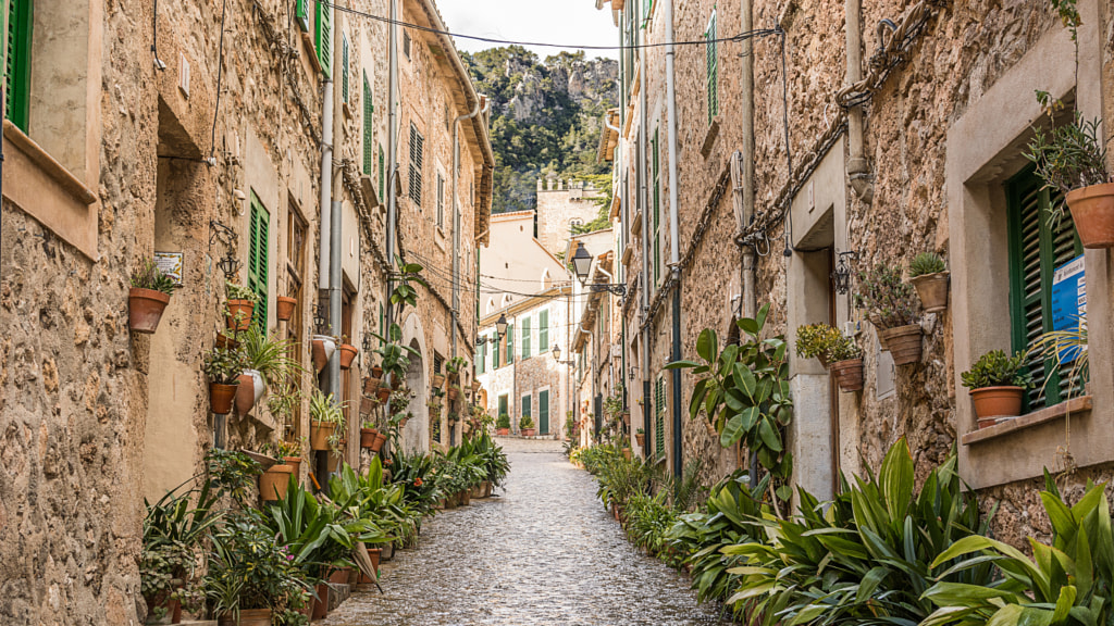 alley in Valldemossa von Julian Zeiher auf 500px.com