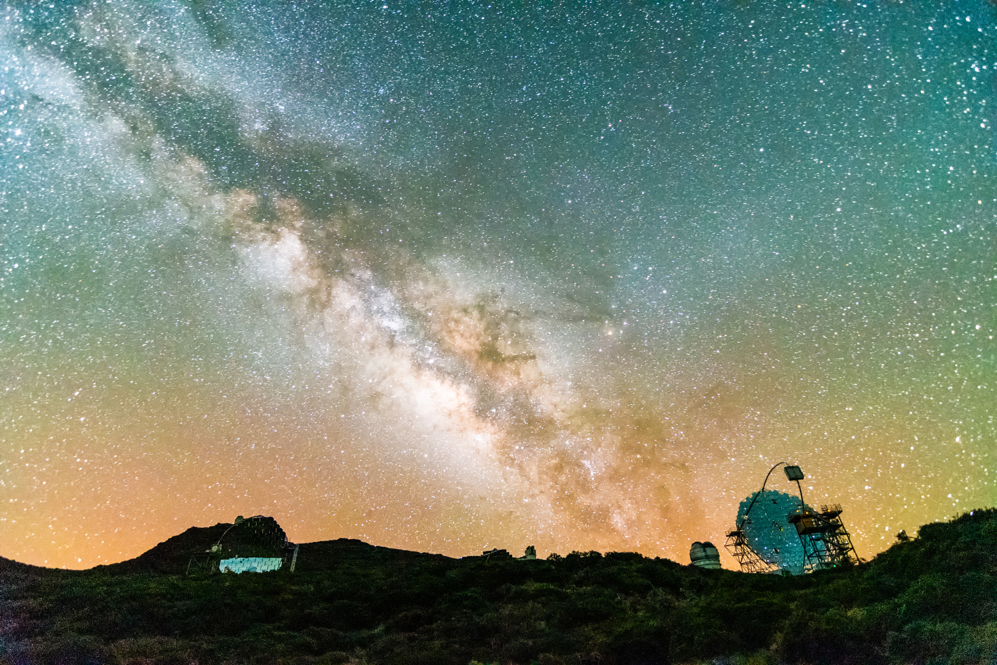 Milky Way core over Magic telescope La Palma