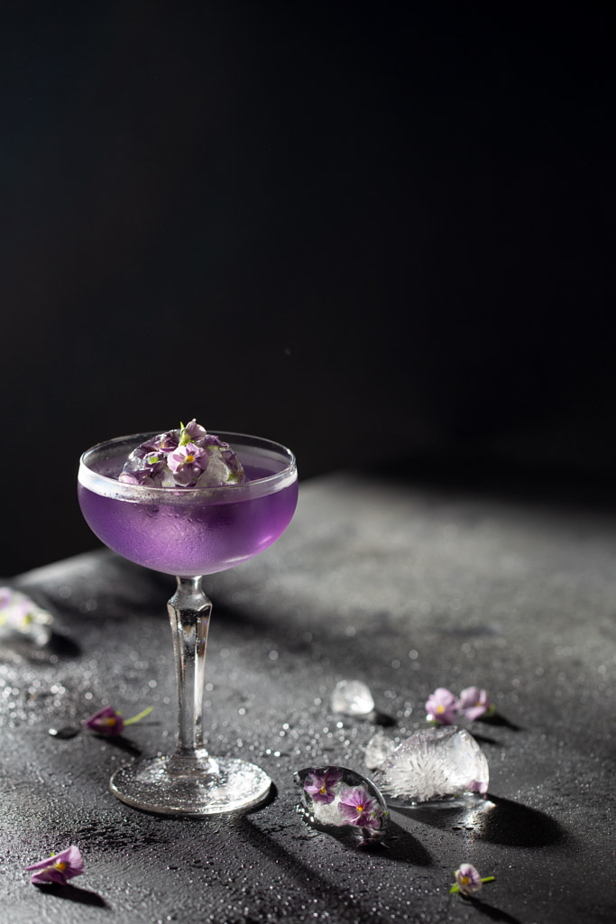 Mooie paarse cocktail in een kristalglas met gin, frisdrank en ijs van Olga op 500px.com