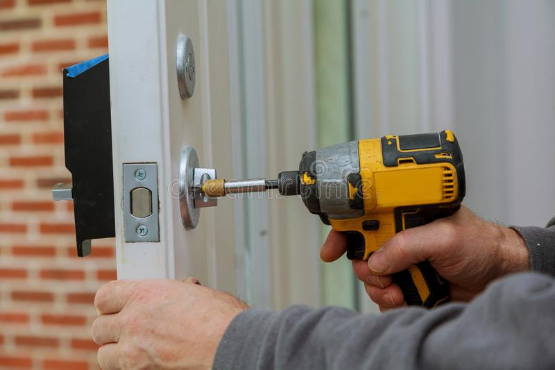 install-door-handle-locksmith new york city