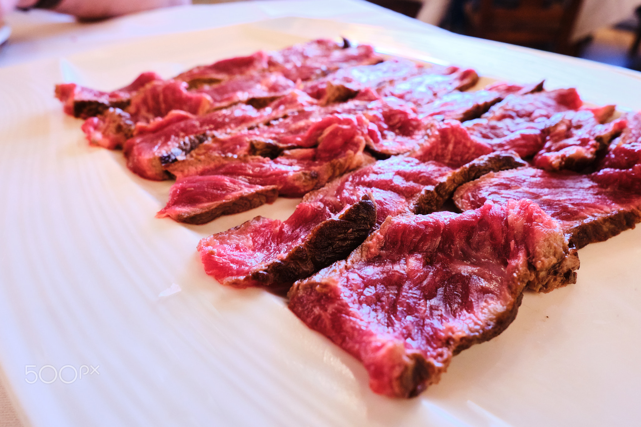Beef prepared to be thrown on the hot stone