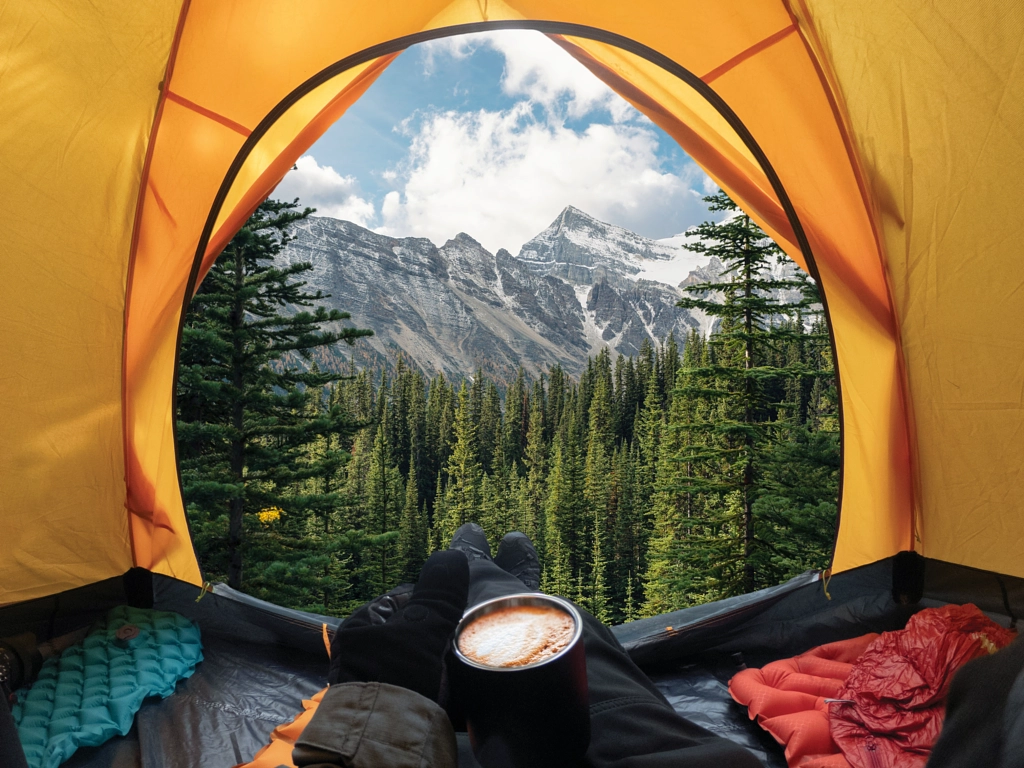 Voyageur se reposant et tenant un café dans une tente au parc national par Thanayu Jongwattanasilkul sur 500px.com