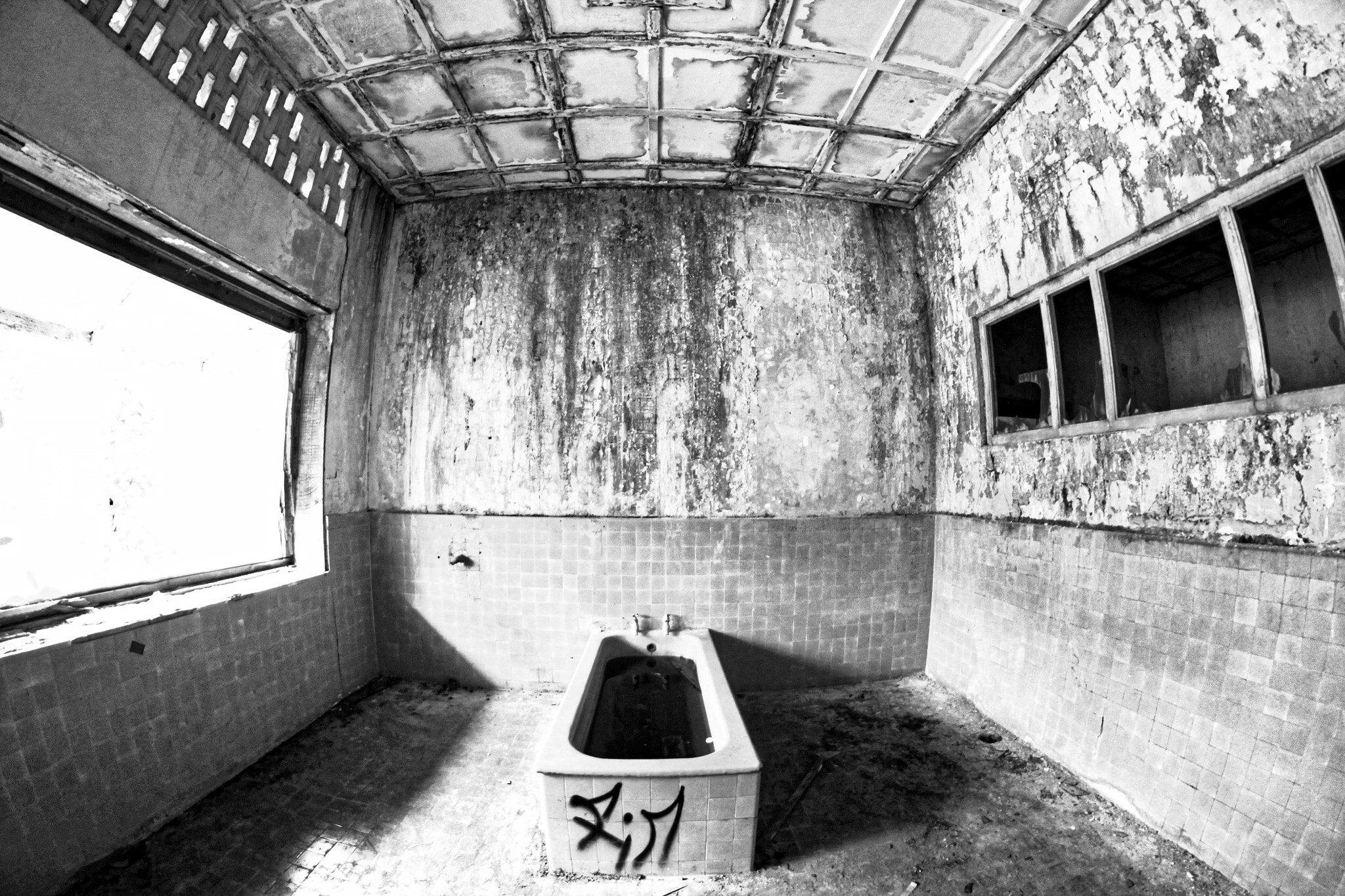 Abandoned bath tub