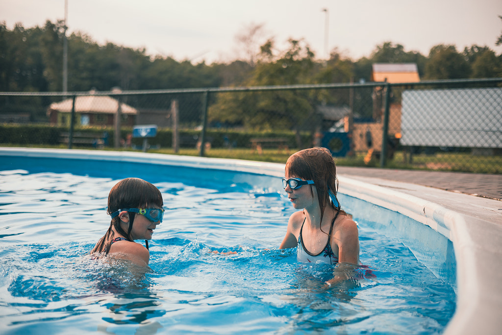 Children playing in the outdoor pool  by Edyta Pawlowska on 500px.com