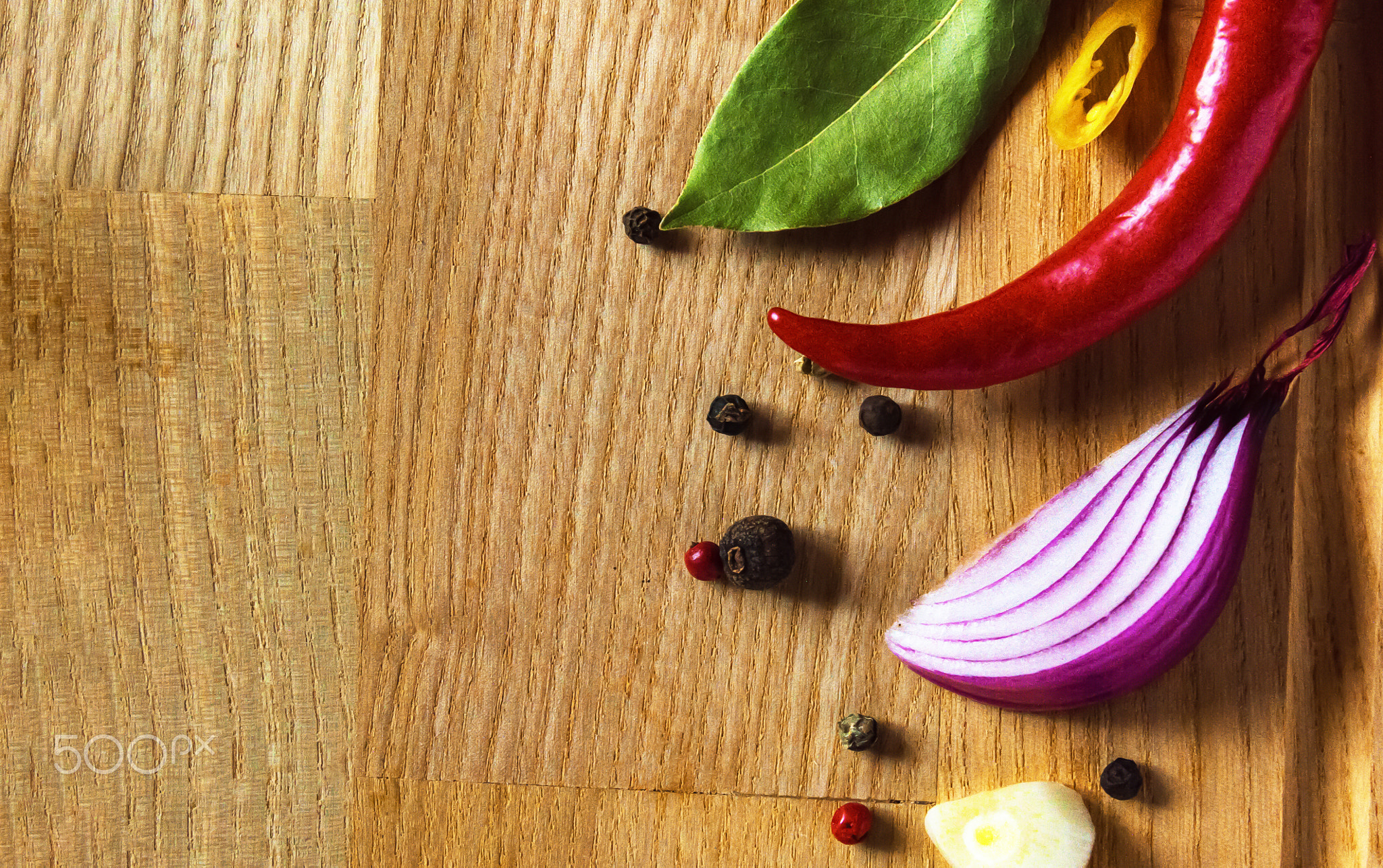 Chili peppers, bay leaf, yellow hot pepper slice, purple onion slice