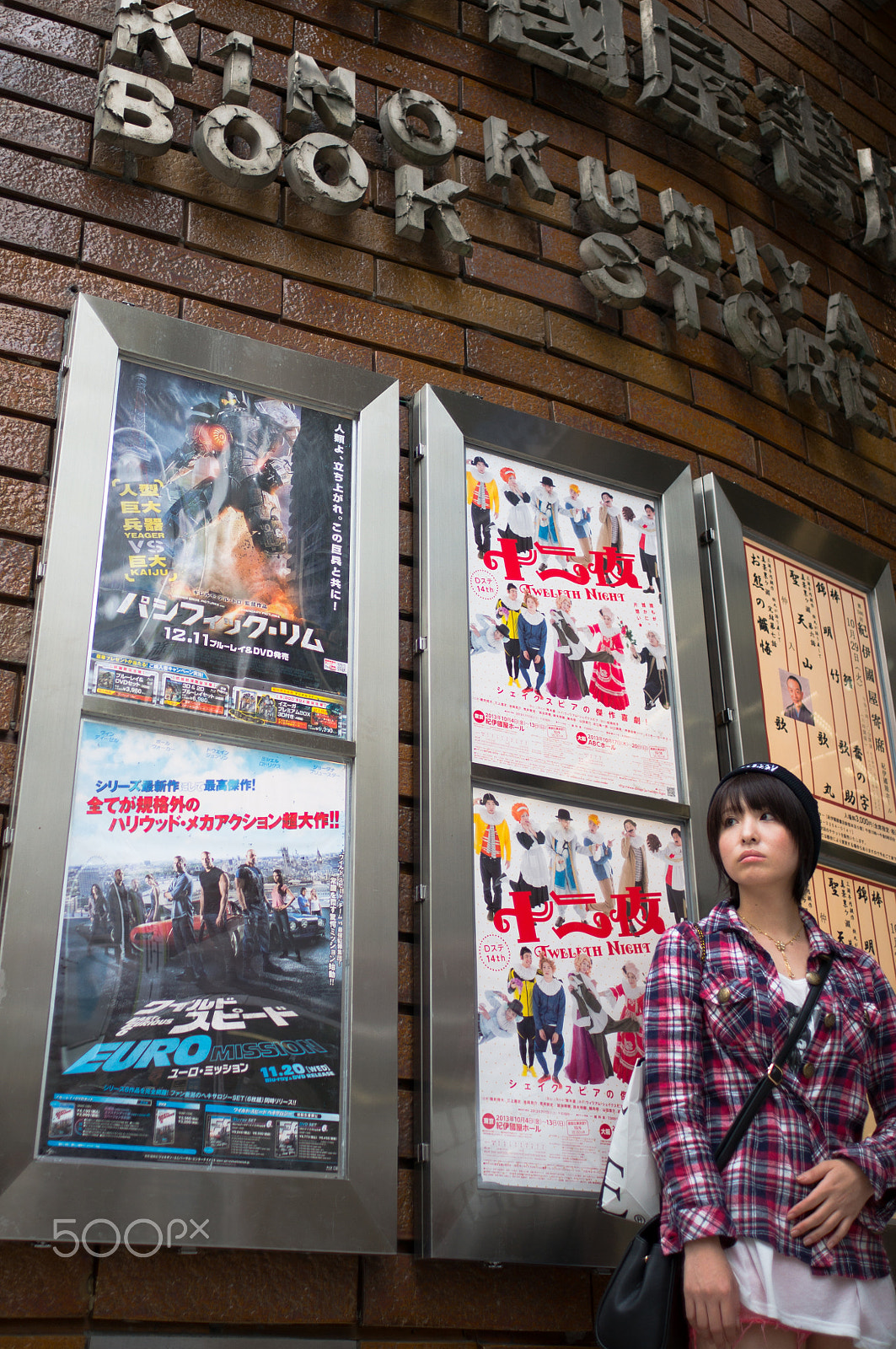 Sony Alpha NEX-6 + Sony Sonnar T* E 24mm F1.8 ZA sample photo. Waiting at the bookstore photography